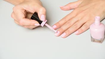 Adiós al esmalte rojo: así son las uñas "efecto jabón" para esta primavera