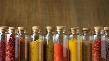 Las etiquetas de los frascos desaparecen con estos 4 trucos que no requieren ni químicos ni frotar