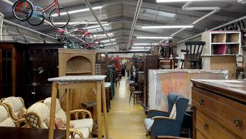 Un anciano compra una cómoda de 125 años por 90 euros y un ruidito de nada le revela el gran tesoro oculto