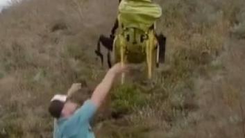 Este senderista se pasa el juego encontrando la forma más sorprendente de llevar su mochila