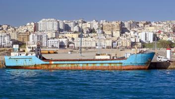 Marruecos mira de reojo al extraño barco encallado en el Estrecho de Gibraltar