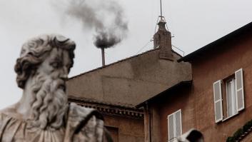 El origen de la fumata clave para elegir el nuevo papa y los componentes químicos detrás de la blanca y la negra