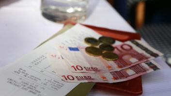 Va a un bar, no deja propina y se encuentra con este mensaje del camarero en el ticket: ver para creer