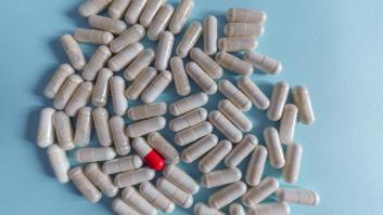 Un microbiólogo pide a los españoles precaución con este medicamento: el error que abre la puerta a las superbacterias