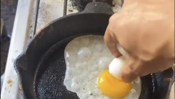 Cocina dos huevos en una sartén sin limpiar de una cocina que parece Chernóbil y algunos quieren copiar la idea