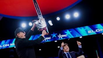 Milei intenta hacer olvidar el 'criptofiasco' de Libra con un afilado y ruidoso regalo para Elon Musk