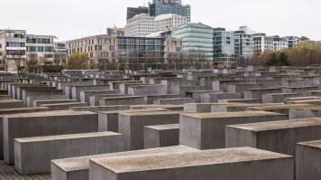 Pagan miles de euros por un sello de las SS: el oscuro negocio de los recuerdos del Holocausto que nadie puede frenar