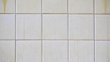 El truco para limpiar hasta la suciedad más persistente en los azulejos de la cocina