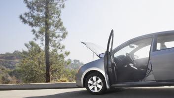 Un coche de lujo con matrícula extranjera para emergencia en la cuneta, detiene a un conductor y le cuela la estafa de 400 euros