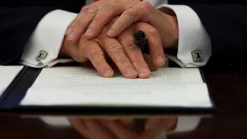 La Casa Blanca sale al paso después de que todos se hayan fijado en la mano derecha de Donald Trump