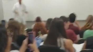 Un 'extraño' compañero de clase desata la risa de todos sus compañeros: “Se graduará con honores”