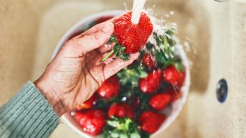 Pasarlas por el grifo no vale: la clave para lavar bien tus fresas, según un experto en tecnología alimentaria