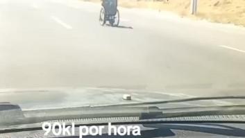 Graban a un hombre circulando a una velocidad insólita por la autovía ¡en silla de ruedas!