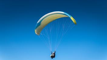 Le cambian la hora del examen, el tráfico es caótico y el estudiante decide ir a la 'uni' en paracaídas: "Encima le critican"