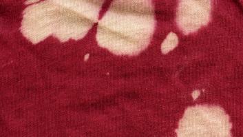 El truco para acabar con las manchas de lejía de la ropa con un factor clave para que funcione