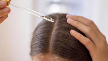 El aceite natural que fulmina el hongo que la mitad de españoles tiene en la cabeza