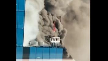 El heroico acto de un operador de grúas que llega a salvar a un hombre de un incendio