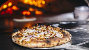 La dueña de una pizzería se va de vacaciones románticas y deja una nota en la puerta que hace sonrojar a todos