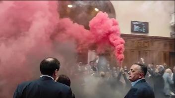 VÍDEO: Momento en el que lanzan gas lacrimógeno en el Parlamento de Serbia