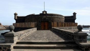 Pocos conocen el bello castillo negro circular de España construido con piedra volcánica