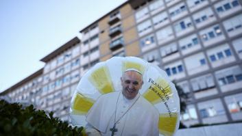 El Vaticano informa de que el Papa "durmió toda la noche y ahora descansa", tras sufrir dos crisis respiratorias el lunes