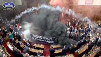 Varios heridos en un altercado con bombas de humo en el Parlamento de Serbia