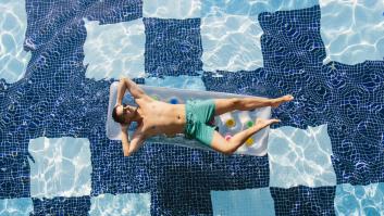 Los vecinos deciden dormir en sus piscinas por la ola de calor y desencadenan una serie de accidentes domésticos