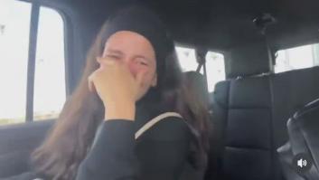Rosalía no puede contener la risa al verse en un vídeo hablando inglés