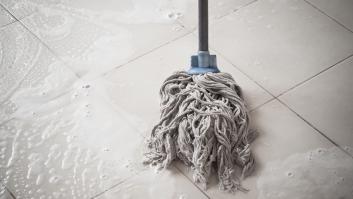 Una experta en limpieza saca a la luz su mezcla para dejar la fregona como nueva con solo tres ingredientes económicos