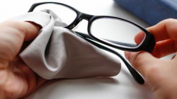 Ni paños de microfibra ni sprays: ópticos piden cambiar la forma de limpiar las gafas por este sencillo y barato método