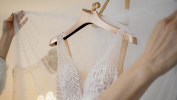 Compra un vestido de novia por 17 euros: cuando descubre lo que ha encontrado enloquece y recibe cientos de solicitudes