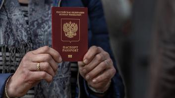 Putin reparte pasaportes en territorios ocupados para "borrar la identidad ucraniana"