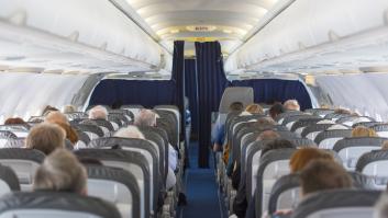 Vuela de regreso a España, le toca el peor compañero de asiento y el vuelo aterriza de emergencia en Alemania: "Daba puñetazos y me tiraba del pelo"