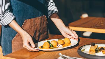 Iba a quejarse de que le sirvieron la comida fría y el tatuaje de la camarera lo cambia todo