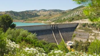 El embalse bajo mínimos en reserva de agua que ha decidido tirar su agua