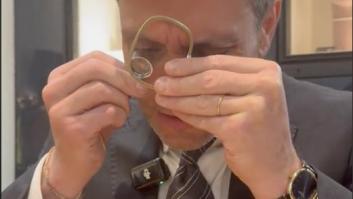 Acude a tasar la pulsera de oro heredada de su abuela con la idea de solucionar su vida y sale desconcertado de la joyería