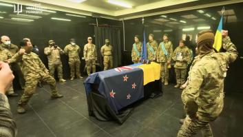 El sorprendente homenaje de las tropas de Zelenski a un soldado que murió en las filas ucranianas