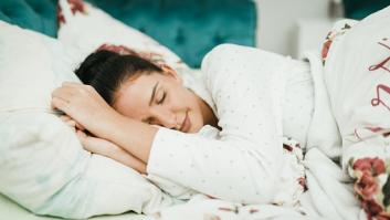 Estas son las horas que realmente debería dormir una mujer según una antropóloga