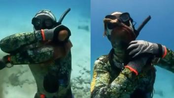 Un buzo se mete en apuros después de que un pulpo lo atrapara de forma peligrosa