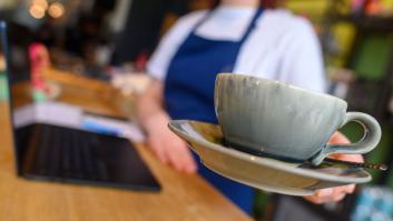 Pide un café descafeinado, le ponen uno normal y lo que sucede debería verse en todas las escuelas de hostelería