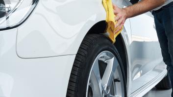 La ciudad en la que te pueden multar por limpiar tu coche usando ropa interior sucia