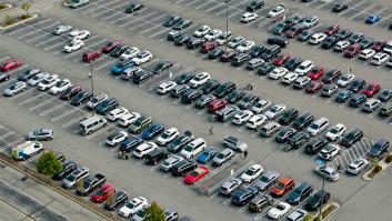 Multan con 135 euros y 3 puntos menos del carnet a un hombre por conducir por el aparcamiento del supermercado: "Tienden a relajarse"