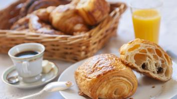 Alertan sobre la bebida que abunda en los desayunos españoles: una bomba para el corazón más peligrosa que los dulces