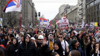 Cientos de miles de personas se congregan en Belgrado contra el gobierno en la mayor protesta de la historia reciente de Serbia