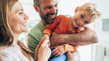 Una psicóloga explica qué hace cuando alguien coge en brazos a su hija y ella no quiere