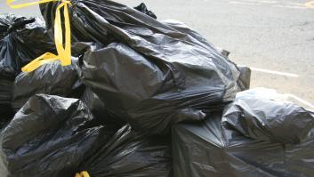 Denuncia ante la policía el vertido de basura en la puerta de su casa y el incivilizado resulta ser un familiar