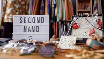 Una aficionada a las tiendas de segunda mano critica el fenómeno cada vez más común en estos lugares: "No me apetece tocarlo ni con pinzas"