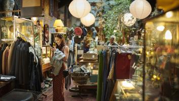 Compra un armario viejo, encuentra una sorpresa de 181.000 euros y llaman a la puerta: "Somos las herederas"