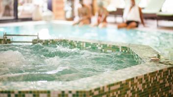 Prueba el jacuzzi del Airbnb y sale llena de erupciones por todo el cuerpo: "Es un caldo de cultivo para las bacterias"