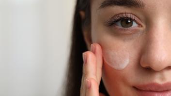 Un dermatólogo pide reducir los productos de belleza y quedarse con solo estos tres para tener tu piel perfecta